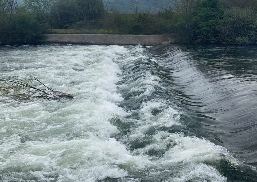 Приливна вълна по река Въча отнесе рибар