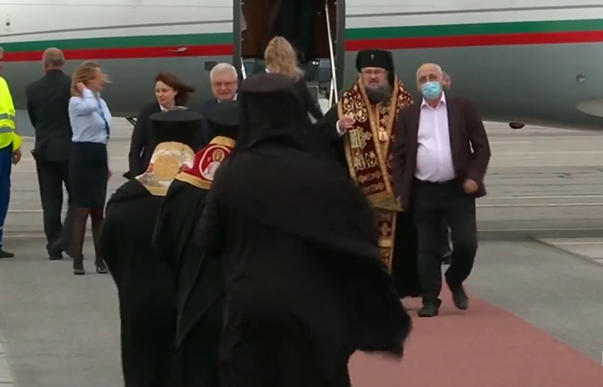 Благодатният огън пристигна в България (ВИДЕО)