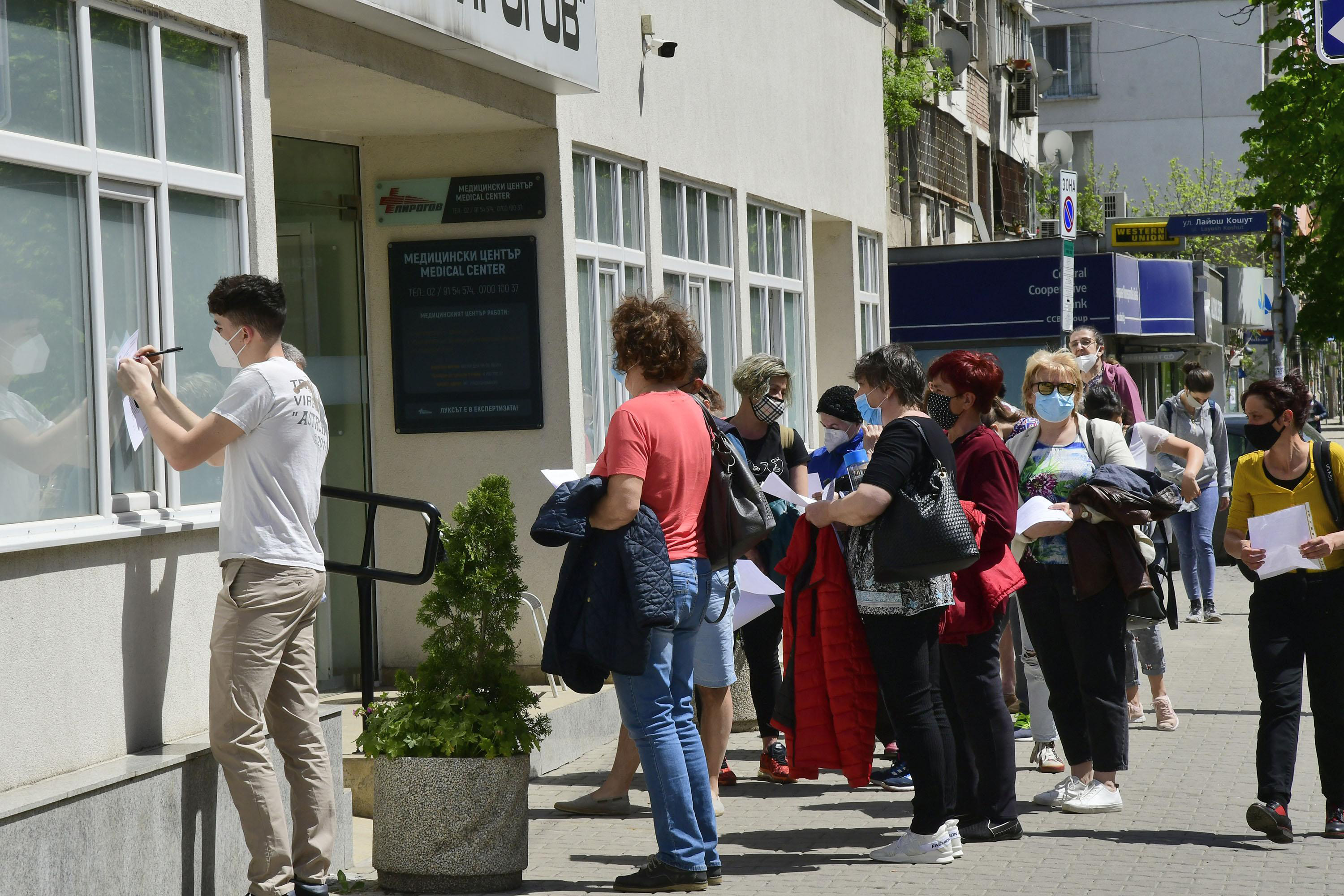 По 1000 души на ден ваксинират в „Пирогов“