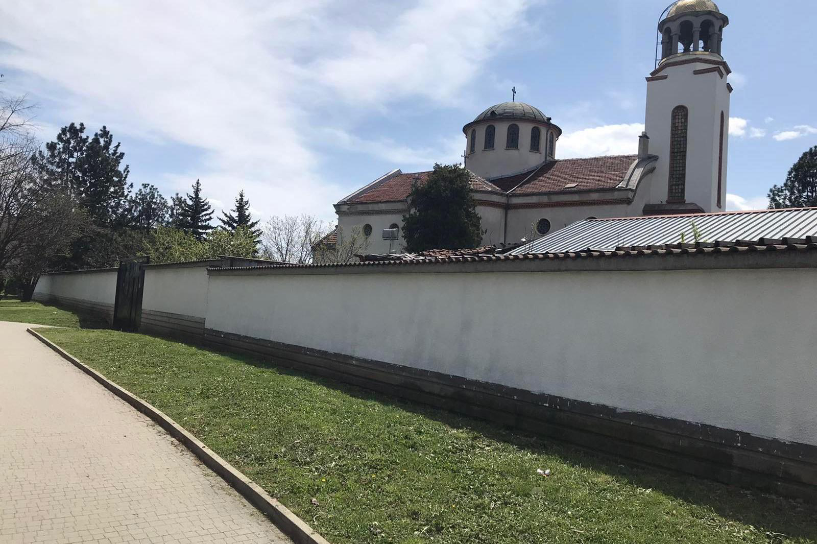 Храм осъмна без драсканици