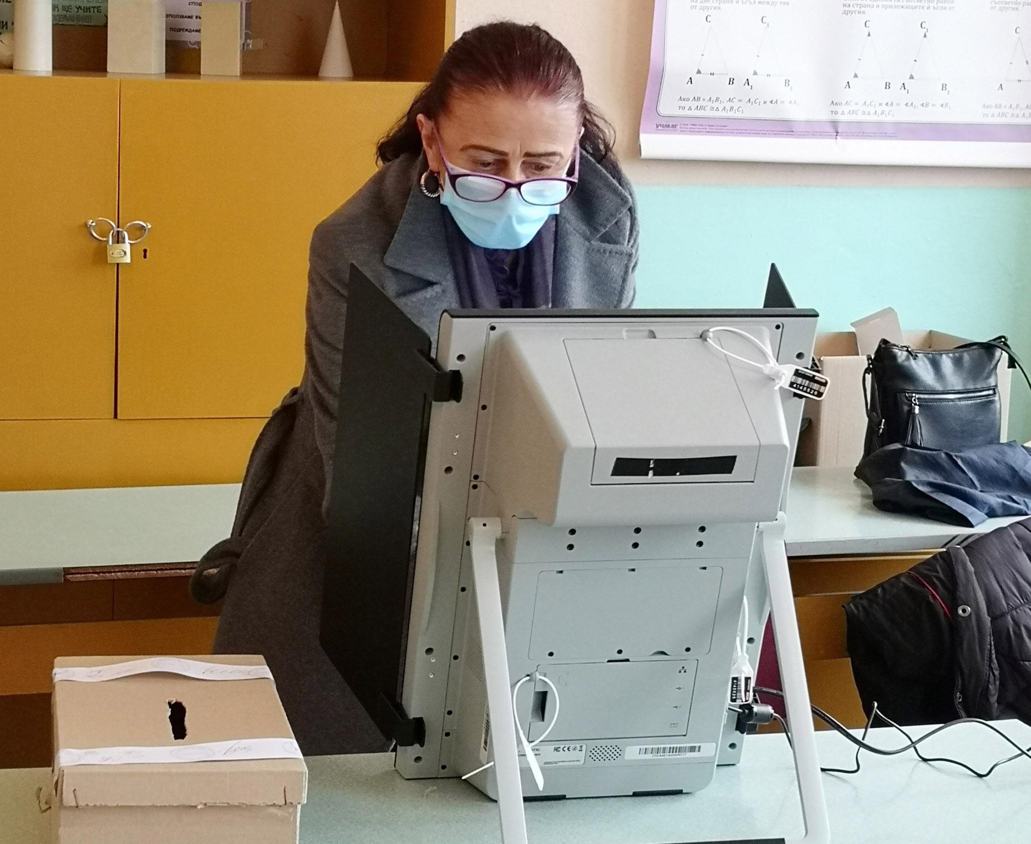 Бившият конституционен съдия Румен Ненков пред “Труд”: Всяка машина може да бъде манипулирана