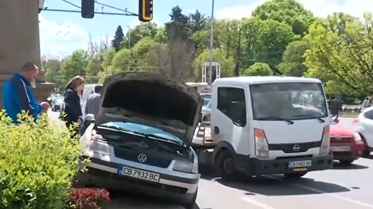 Две коли се сблъскаха на "Орлов мост" в София