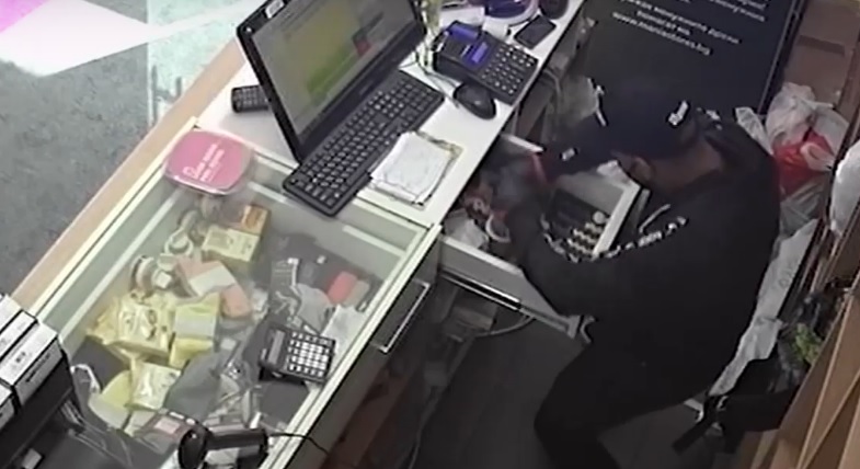 Крадци отмъкнаха оборота на магазин за дрехи в София