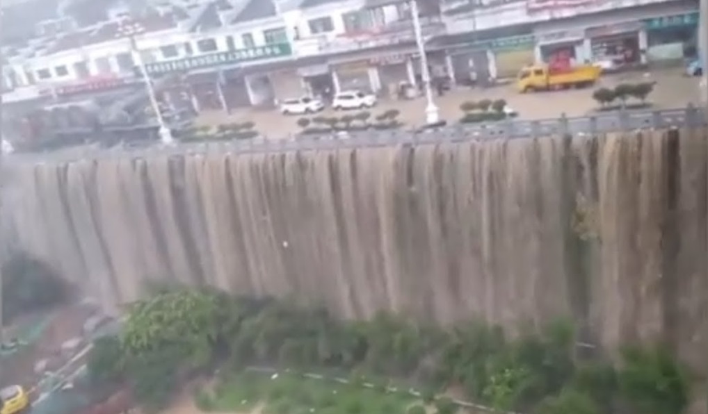 Над 70 000 души са в капан в Китай заради проливни дъждове (ВИДЕО)