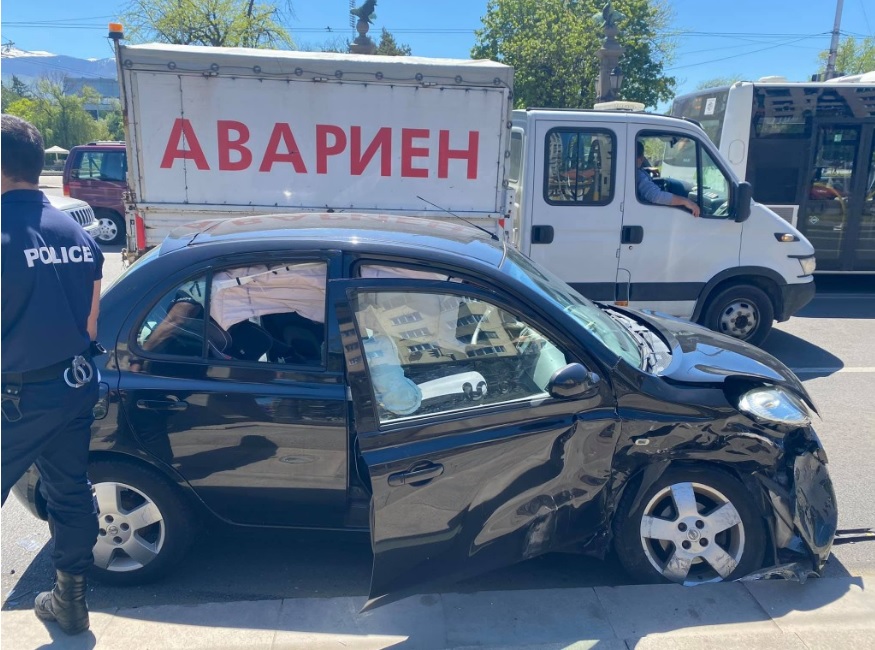 Две коли се удариха на "Орлов мост" в София, има пострадали