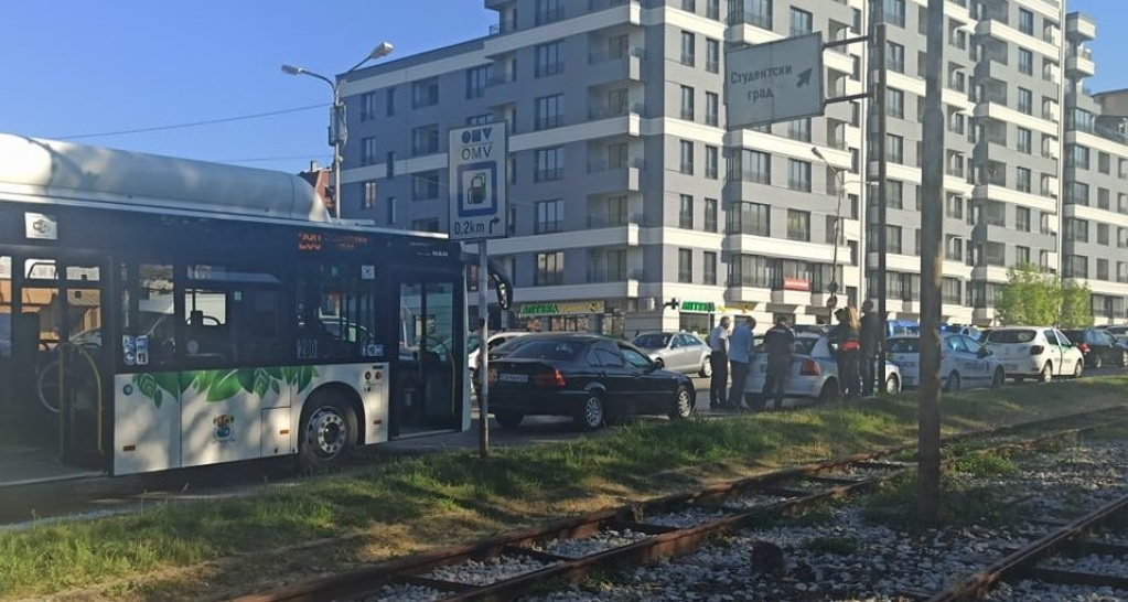 Катастрофа между две коли и автобус в района на Лесотехническия университет в София, жена пострада