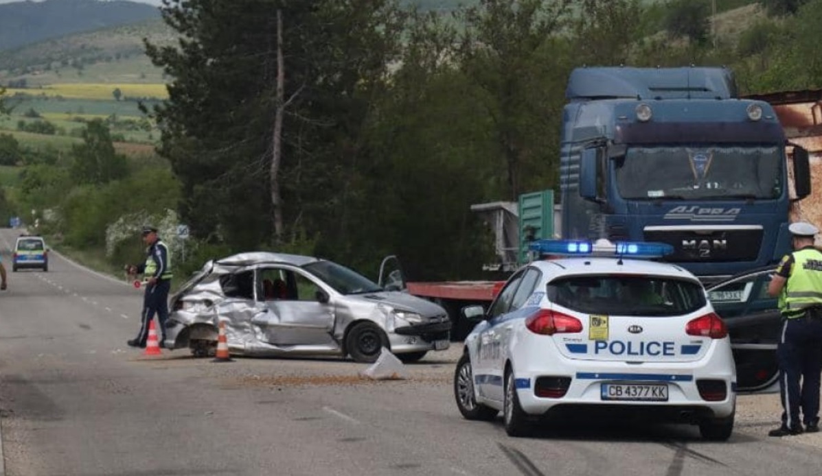 Шофьорка с две деца катастрофира тежко при изпреварване