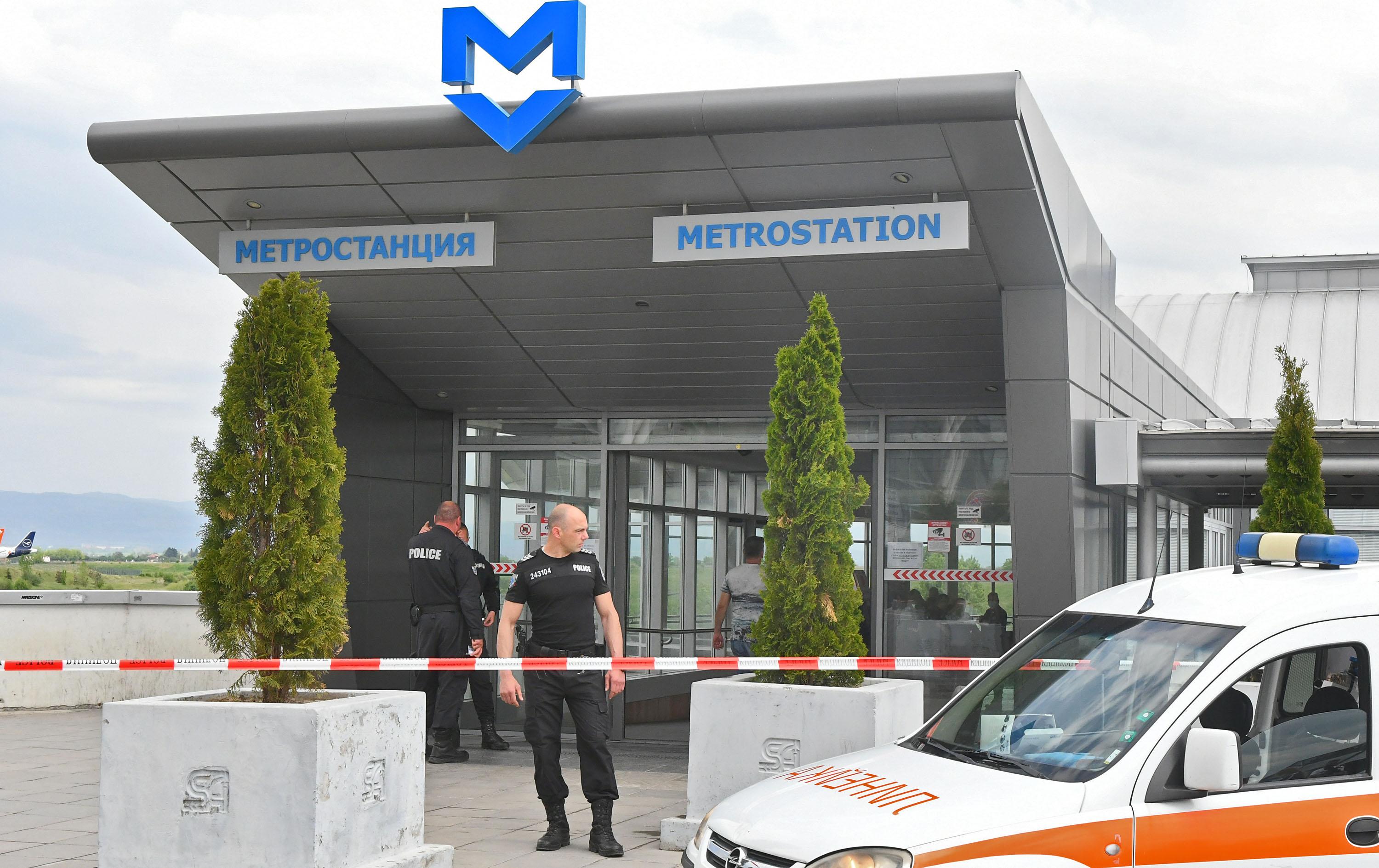 Мъж стреля по жена и се самоуби в метрото на "Летище София"