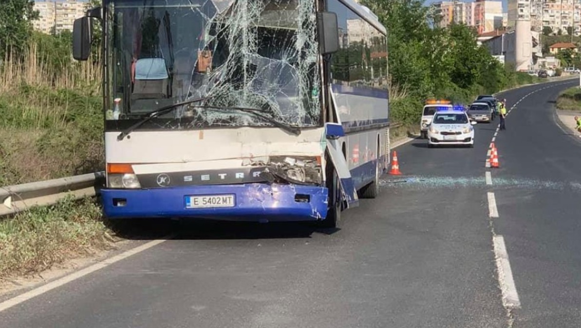 Катастрофата с автобус край Сандански станала, след като шофьорът на тира не пуснал мигач