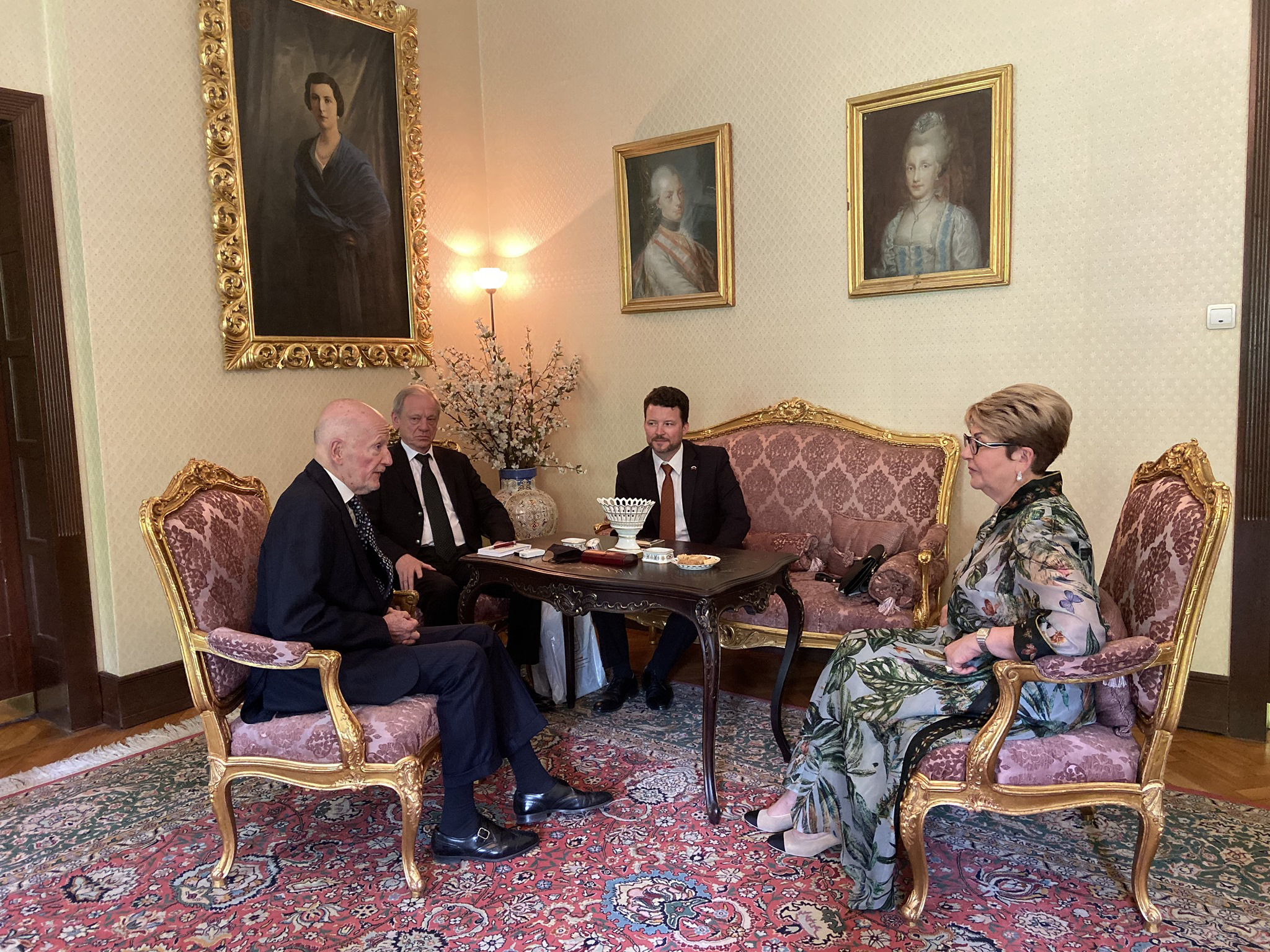 Царят разговаря с Н. Пр. Митрофанова