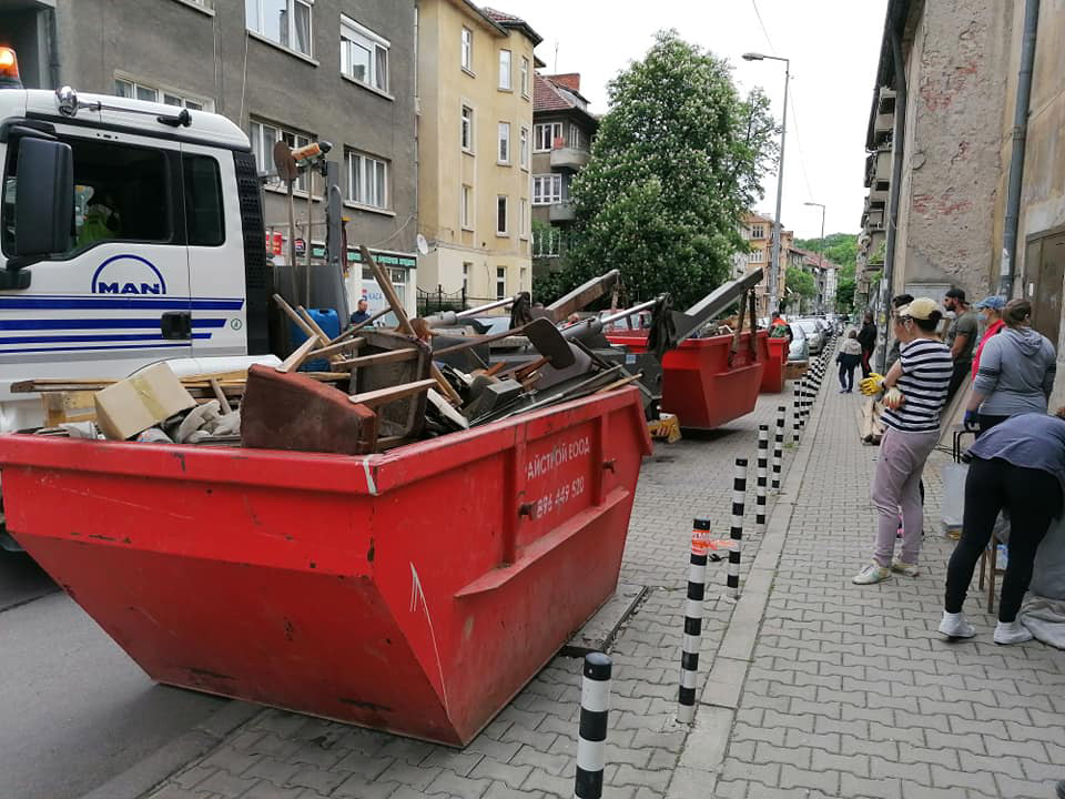 Доброволци почистиха тавана на кино „Влайкова“