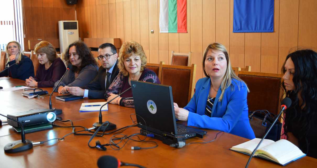 Началничката на кабинета на Бойко Рашков в МВР се самоповишила за ден в КПКОНПИ, за да си увеличи заплатата