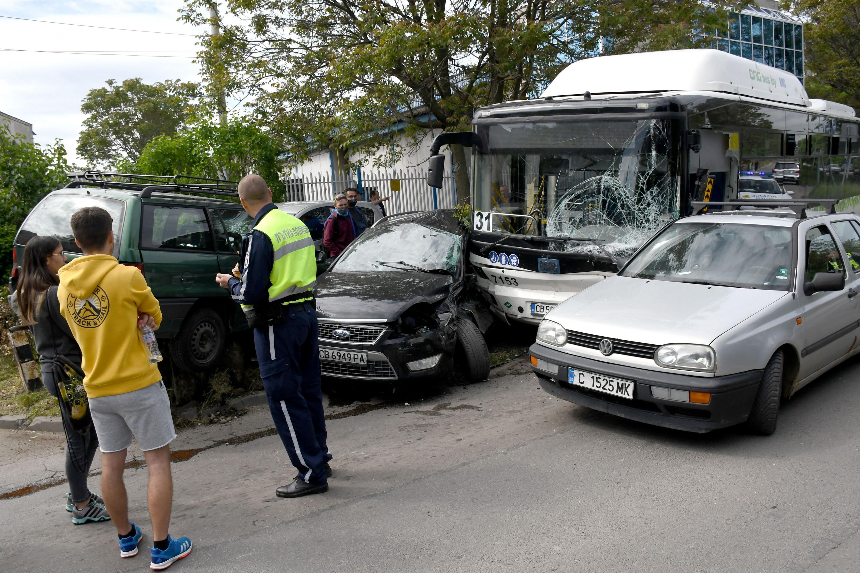 Автобус на градския транспорт удари седем коли в София (СНИМКИ)
