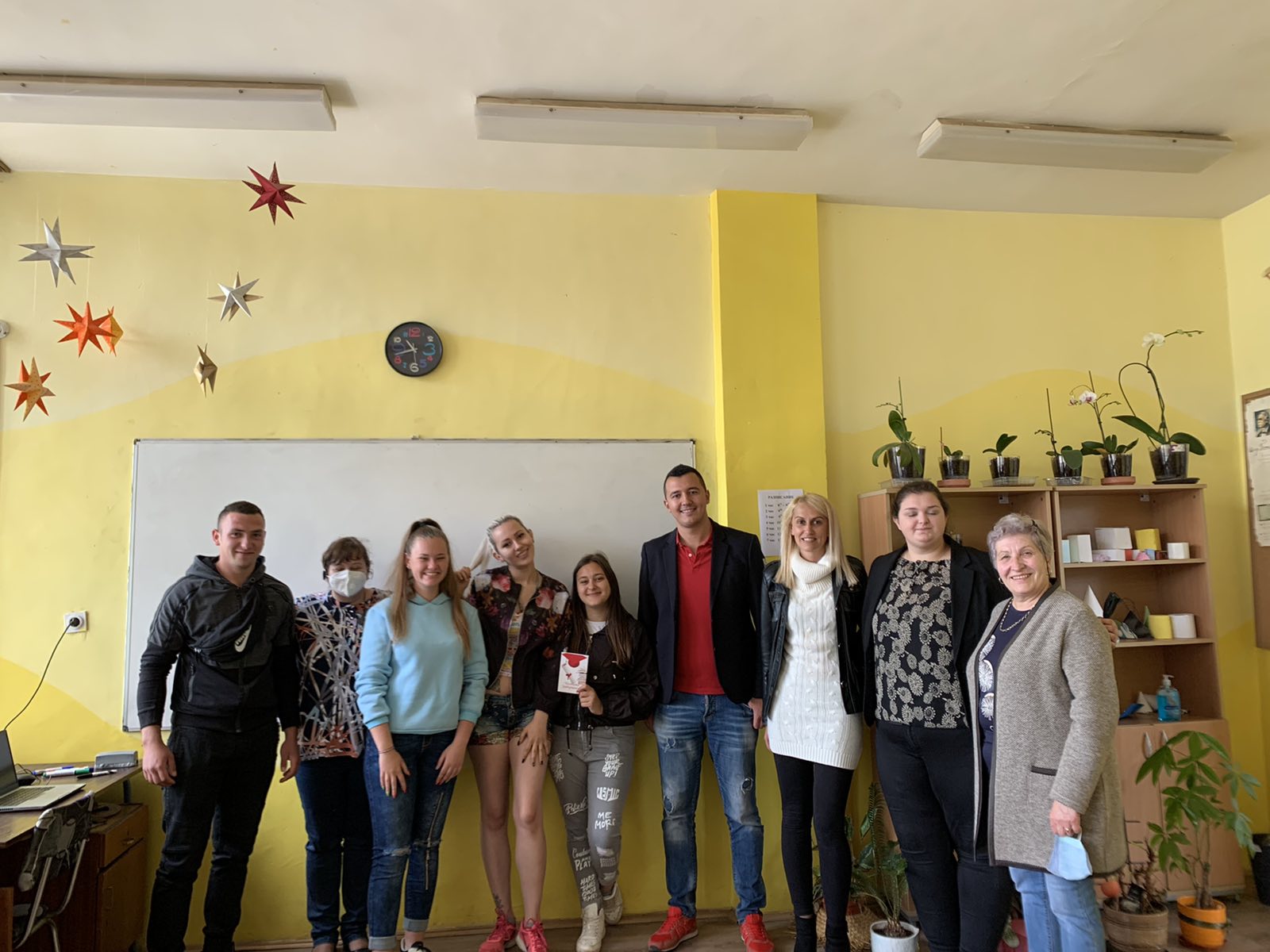 Млади социалисти от София и Перник помагат на абитуриенти от Земен