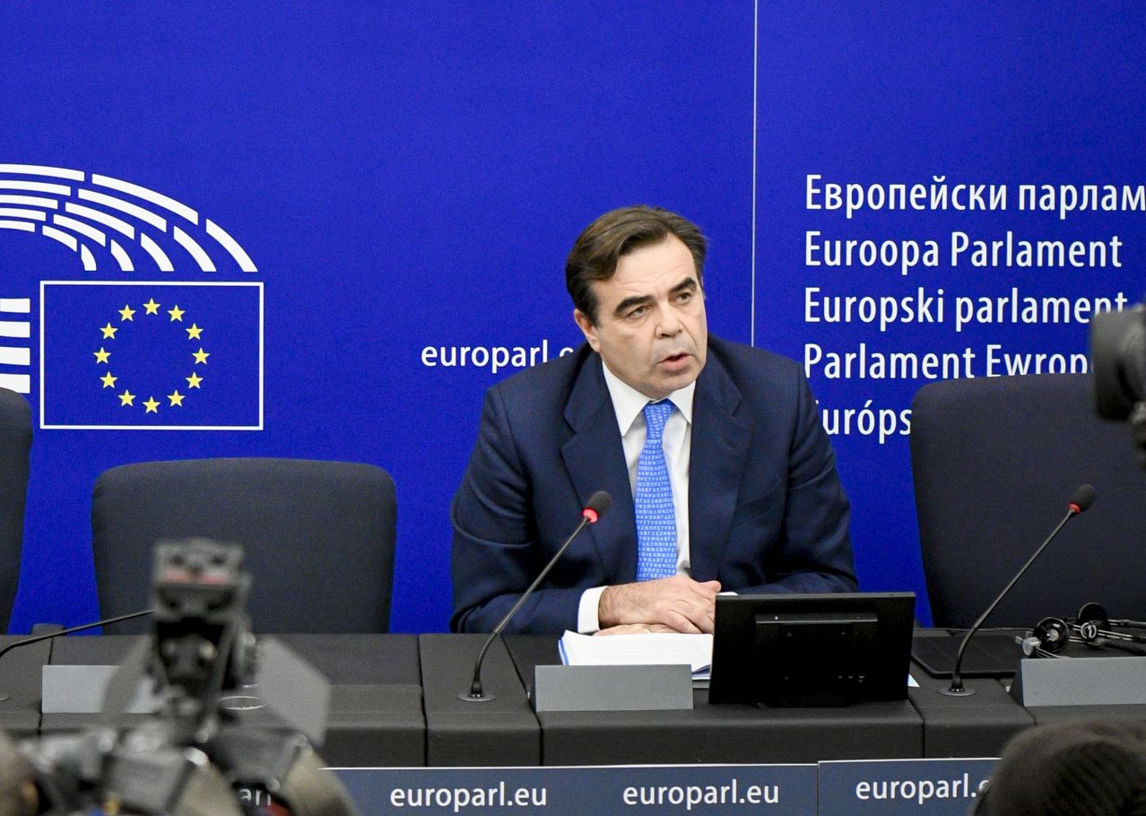 Еврокомисарят Схинас: Европа няма да се остави да бъде сплашвана с мигранти