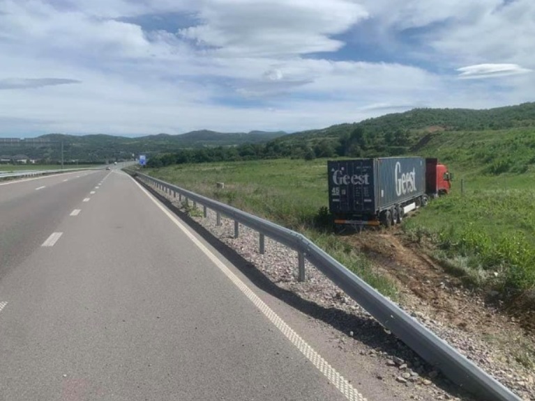 Гръцки тир спука гума и прелетя през мантинелата на "Струма"