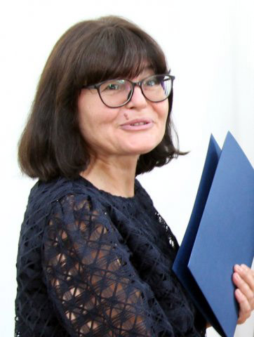 Експросветна шефка осъди МОН