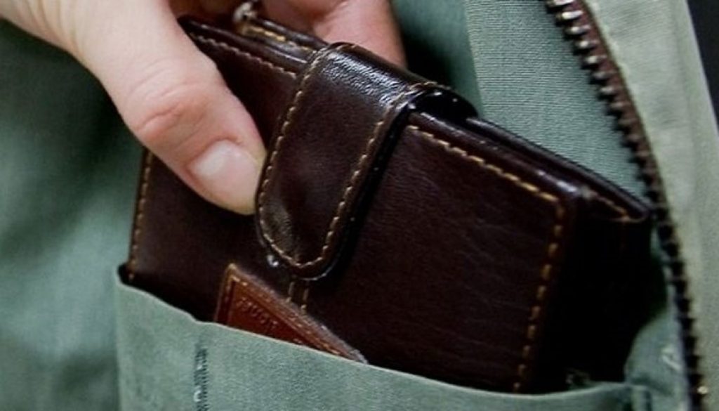 Заловиха чевръста джебчийка обрала клиентка в магазин в Павликени
