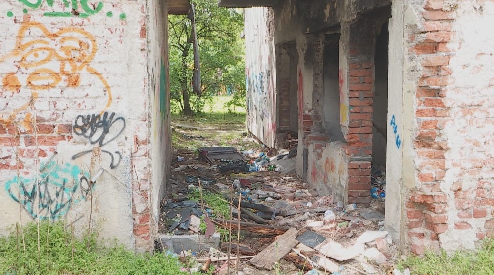 Сграда се руши на метри от детска градина в София