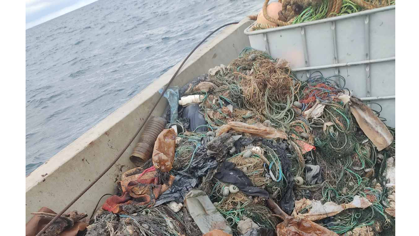 Над 50 км свободно плаващи рибарски мрежи извадиха от Черно море