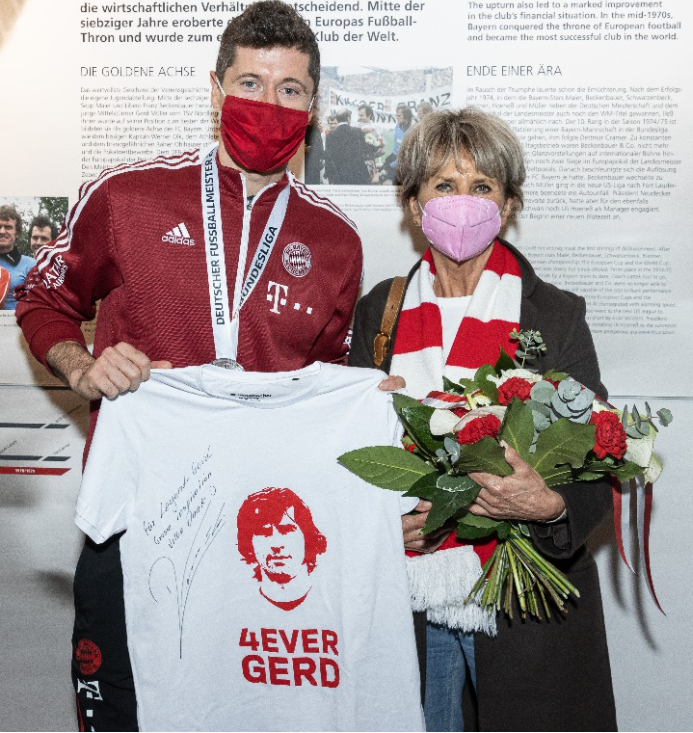 Левандовски с подарък за Герд Мюлер