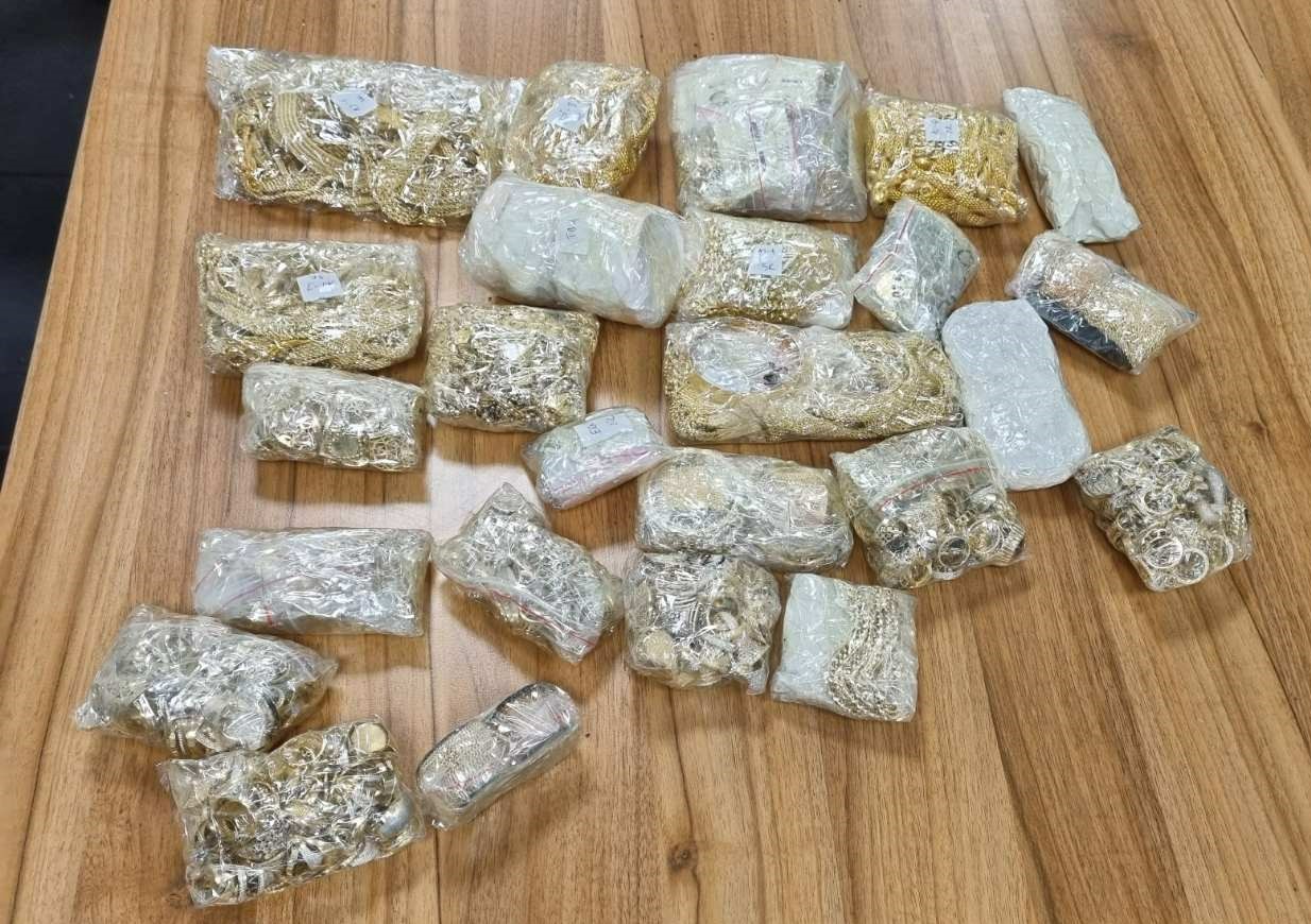 Задържаха над 12 кг златни накити на "Капитан Андреево" за над 1 млн. лв. (СНИМКИ)
