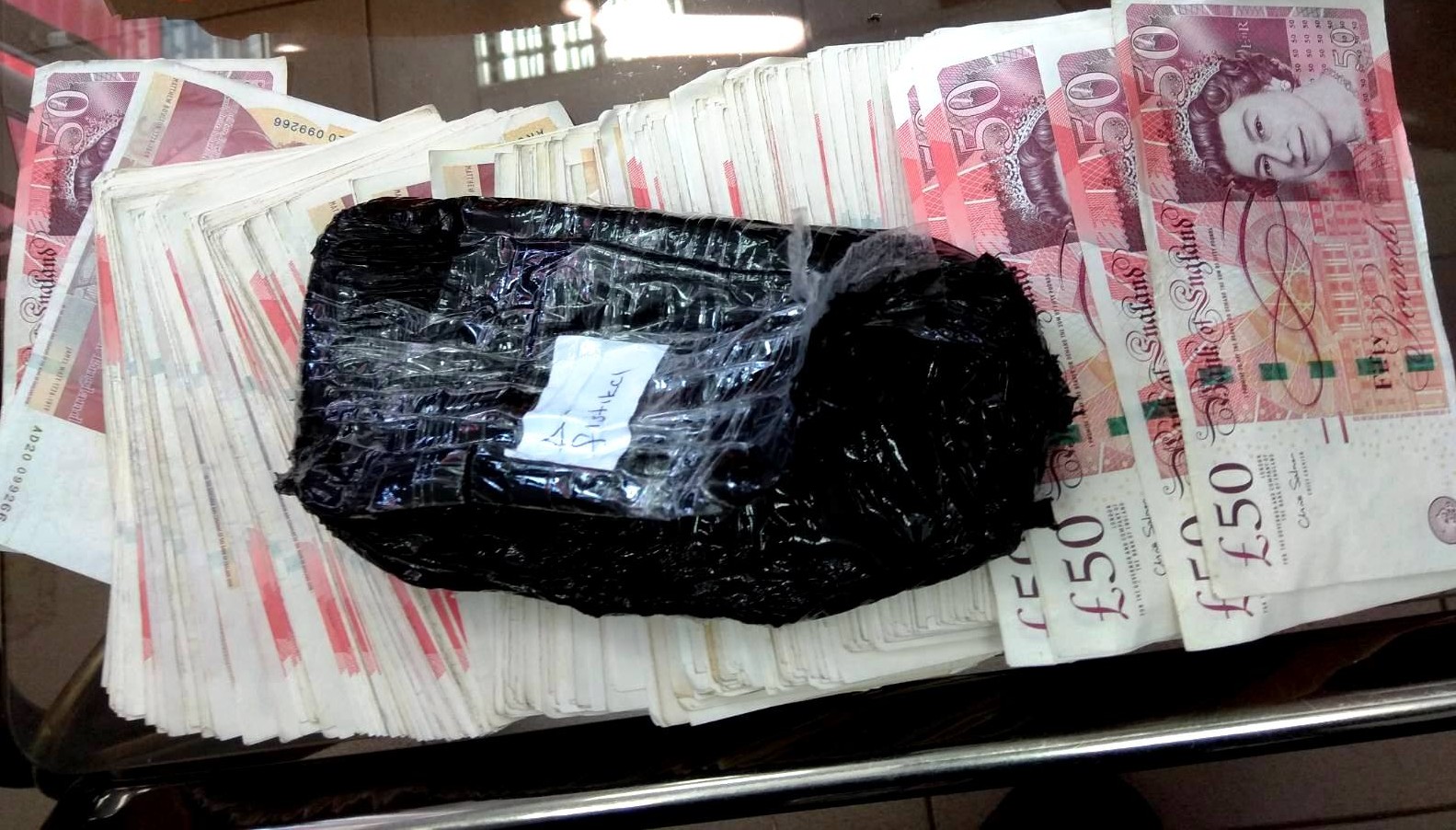 Митничари иззеха стотици хиляди евро и британски лири на Дунав мост-2