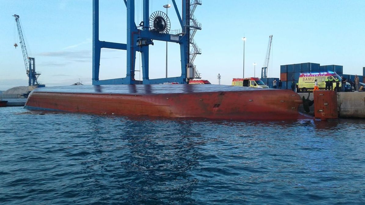 Товарен кораб се преобърна в испанско пристанище