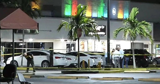 Продължават издирването на заподозрените за стрелбата в Маями