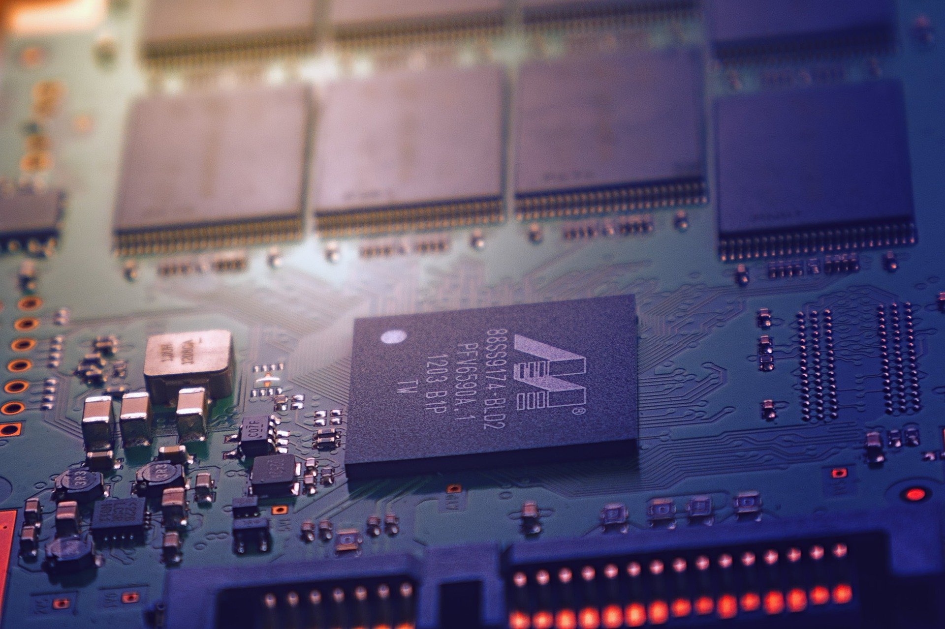 Intel предупреди, че недостигът на чипове ще продължи години