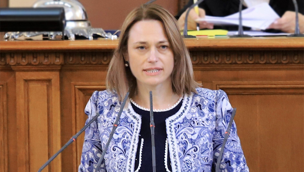 Шефът на 45-ото НС Ива Митева стана доктор по право