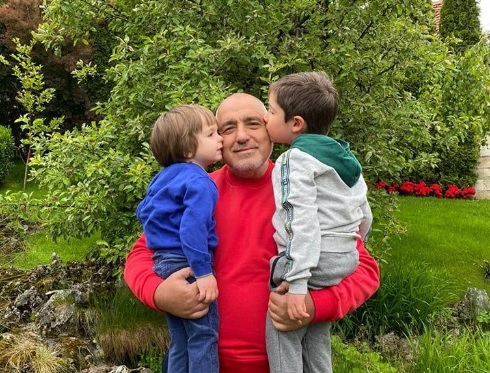 Борисов с внуците на 1 юни (СНИМКИ)