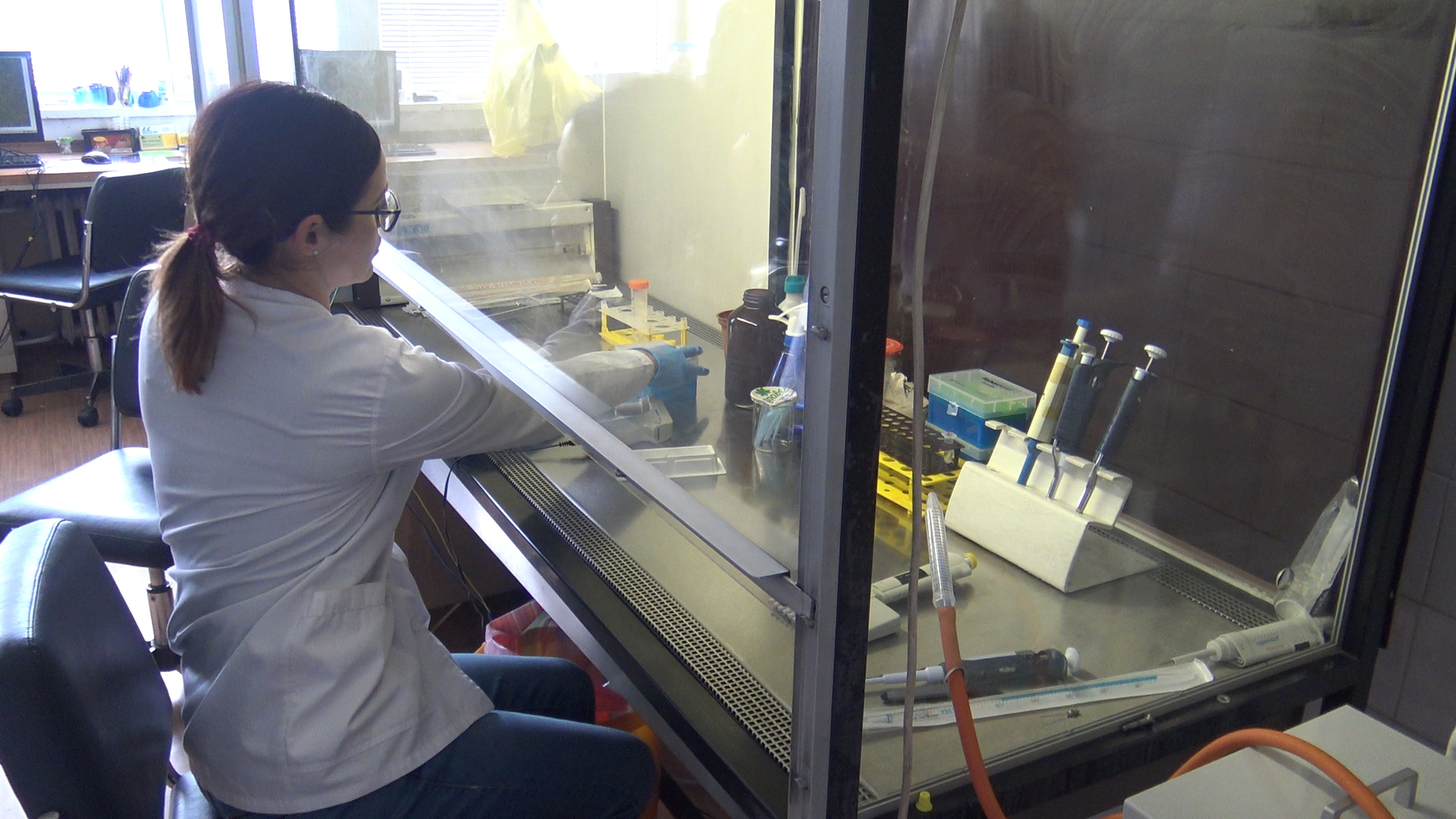 Учени от БАН тестват иновативна щадяща терапия за лечение на рак