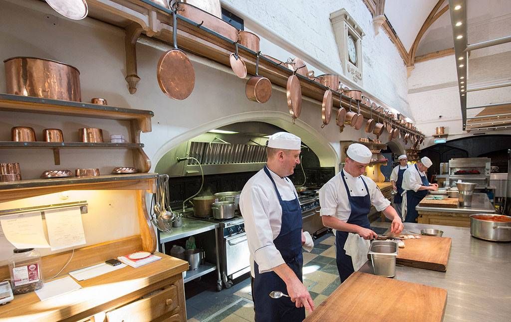 Британското кралско семейство търси двама нови готвачи