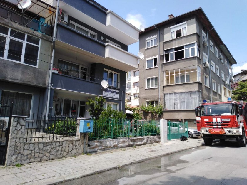 Пожар в жилищен блок в Благоевград, пламнаха стари парцали