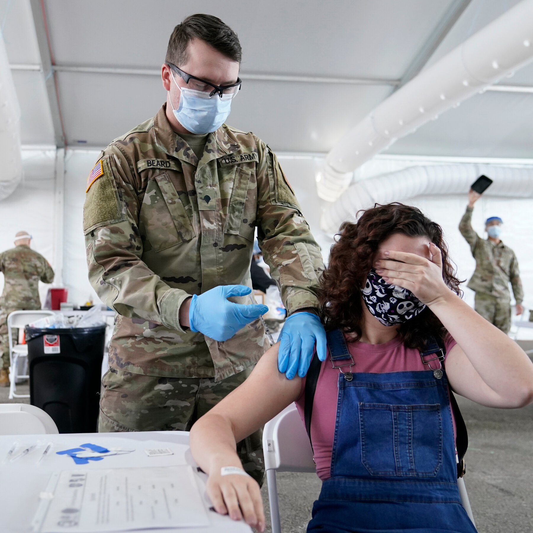 Ваксината достигна сайтовете за запознанства