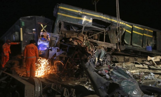 Най-малко 63 са загиналите във влаковата катастрофа в Пакистан