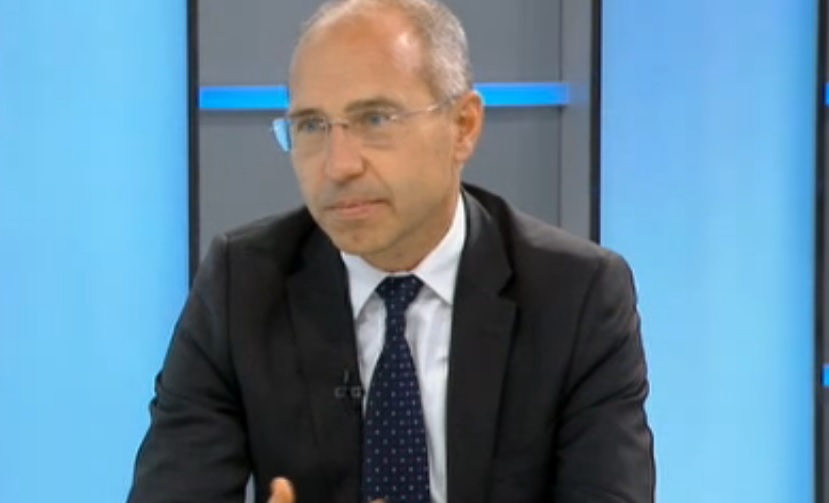 Стефан Янев разговаря с управителя на "Сиела Норма" за изборните машини