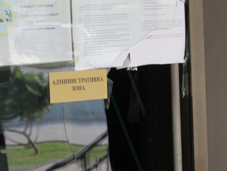 Агресивен мъж с нож счупи стъкло в полицията в Русе и избяга