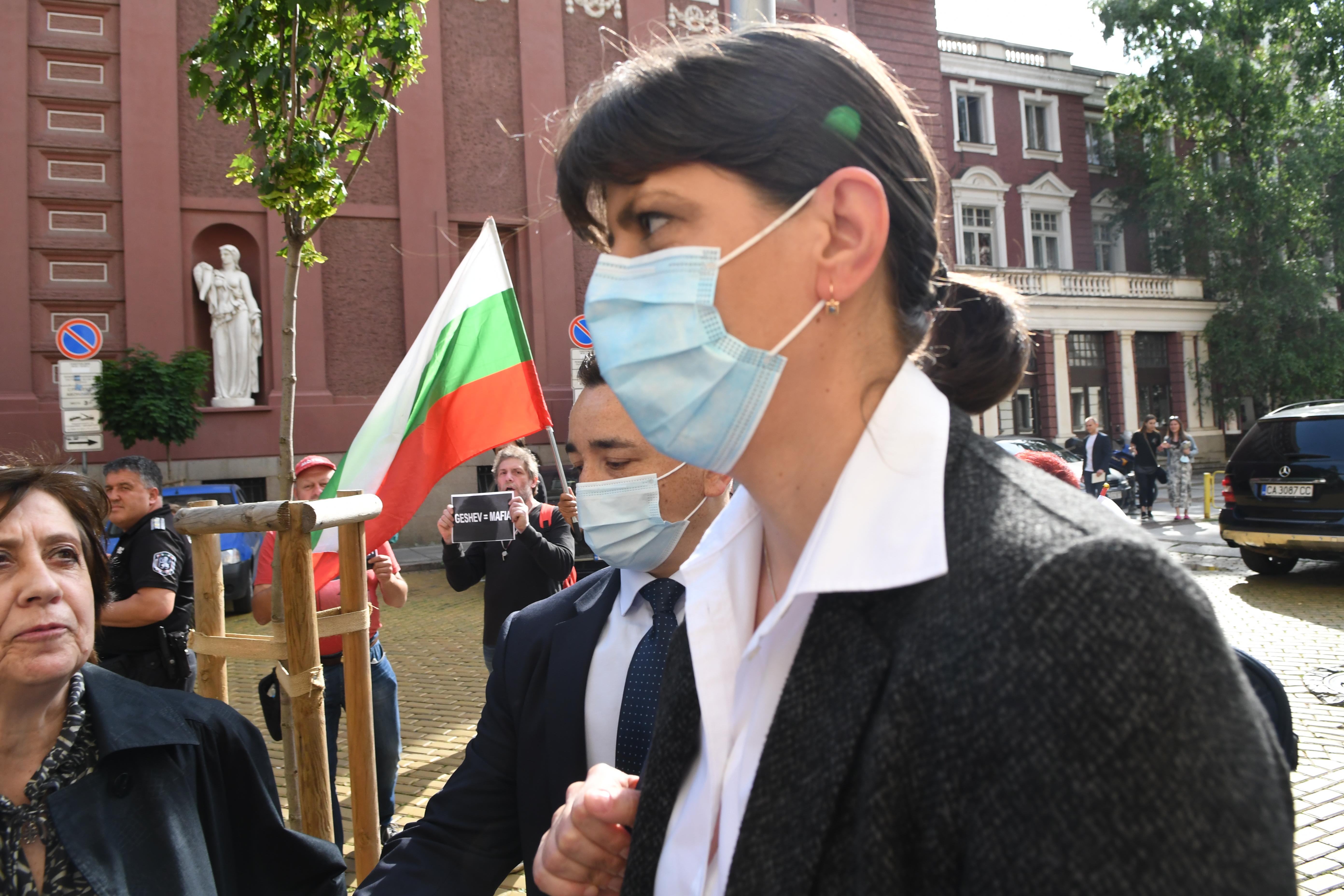 Лаура Кьовеши влезе в Министерството на правосъдието (СНИМКИ)