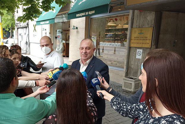 Безумен план за махане на маските