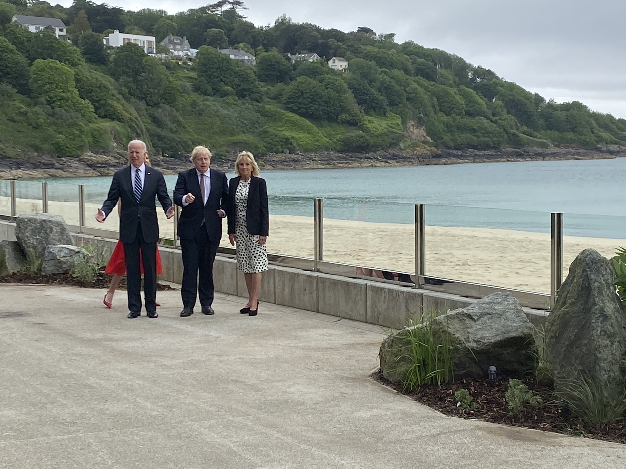 Борис Джонсън посрещна Джо Байдън в морския курорт Карбис бей (ВИДЕО)