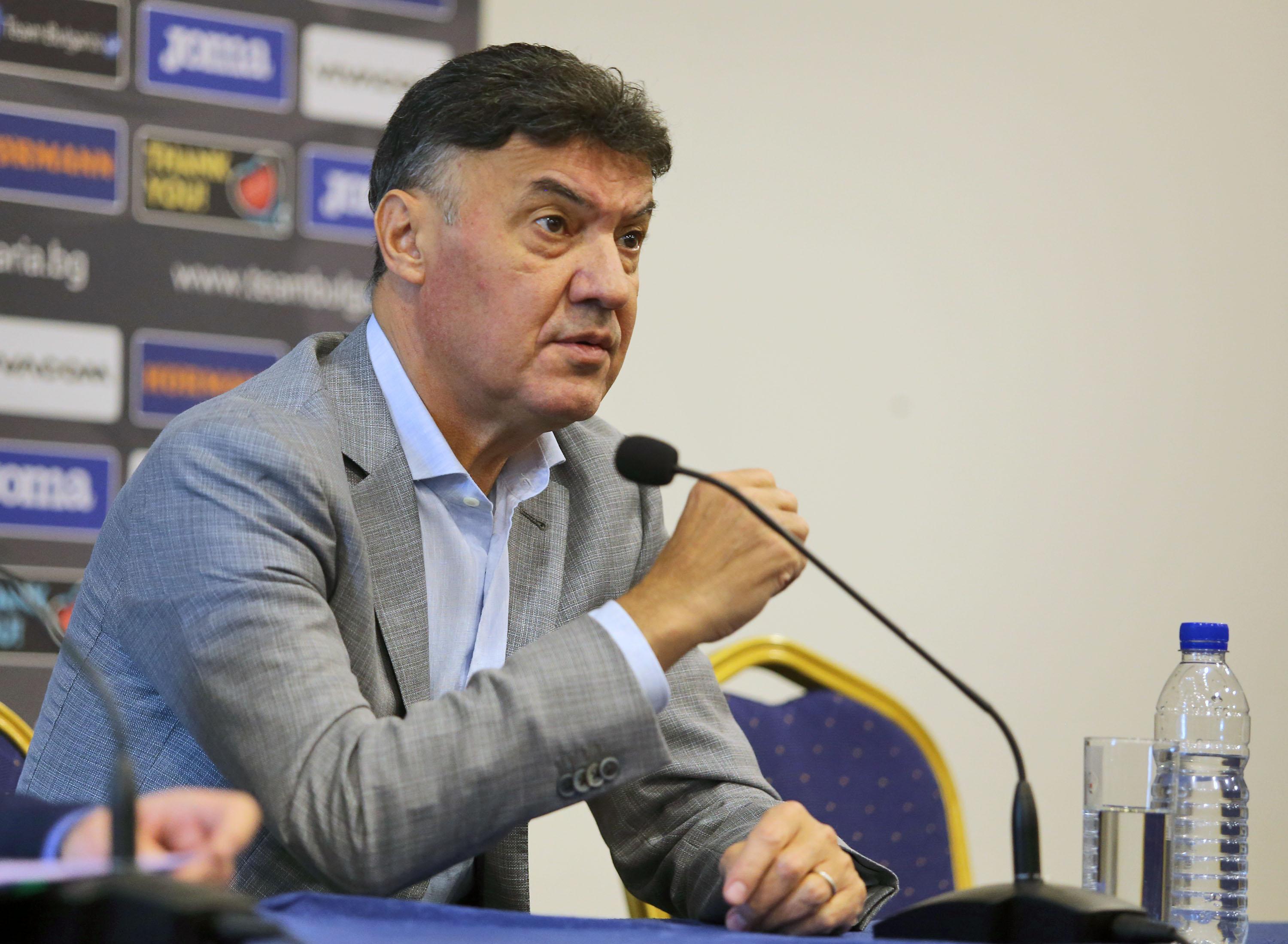 Първа лига с 14 отбора за последно