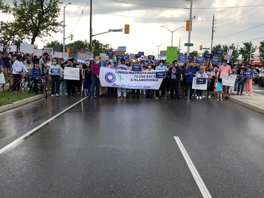 Хиляди шестваха в подкрепа на мюсюлманското семейство, убито в Канада (СНИМКИ)