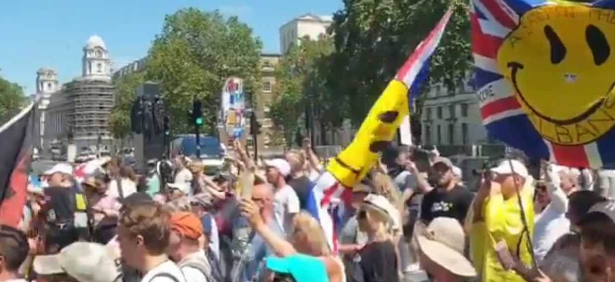 Около 500 души протестираха в Лондон заради удължаването на локдауна (ВИДЕО)