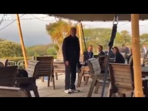 Джо Байдън се изгуби в кафене в Англия (ВИДЕО)