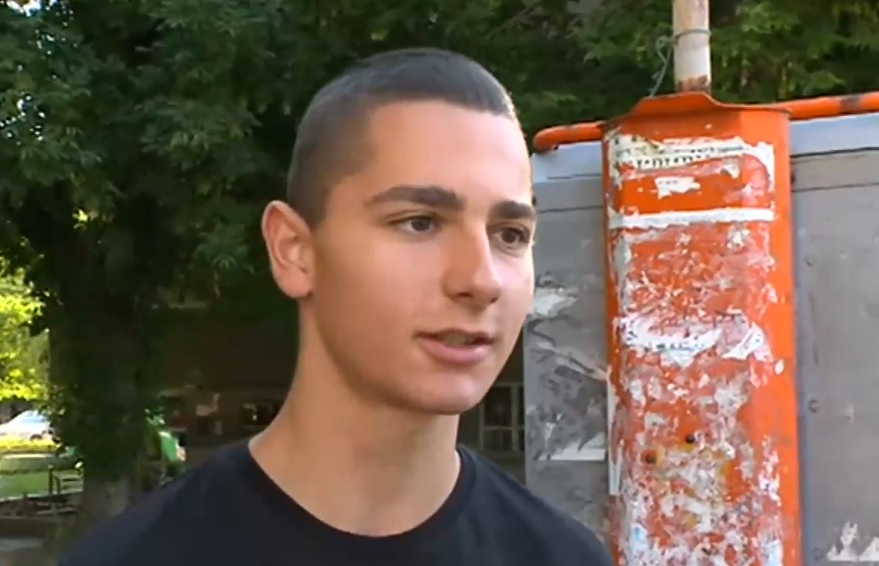 Ученик спаси нападната от бездомни кучета жена в Пазарджик