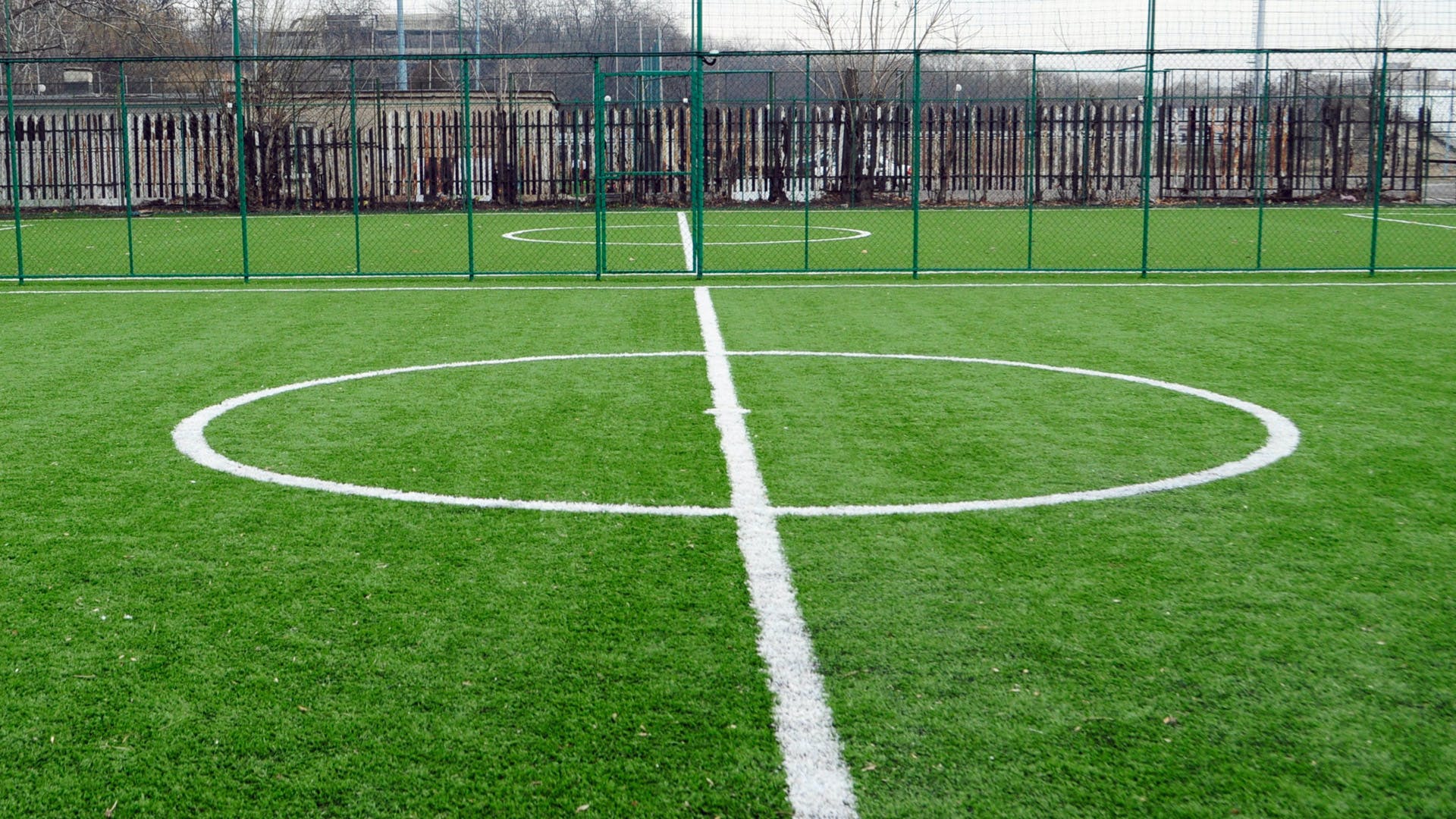 Футболна врата падна върху 3-годишно дете на стадион в Асеновград