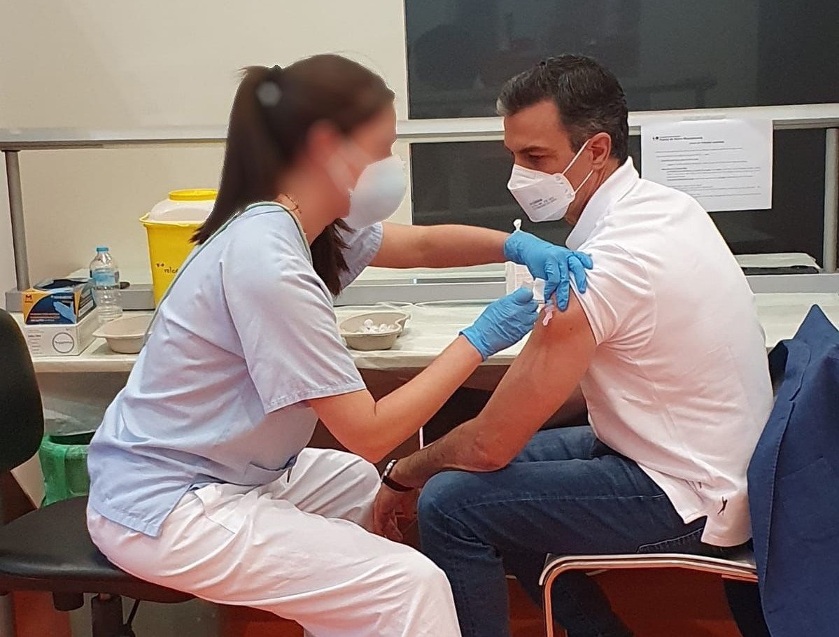 Педро Санчес се ваксинира срещу COVID-19
