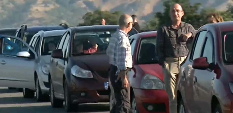 Отново километрични опашки и часове чакане на „Кулата“